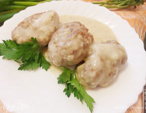 При подаче полить зразы образовавшимся при тушении соусе. Гарнир — любой, какой вам нравится.