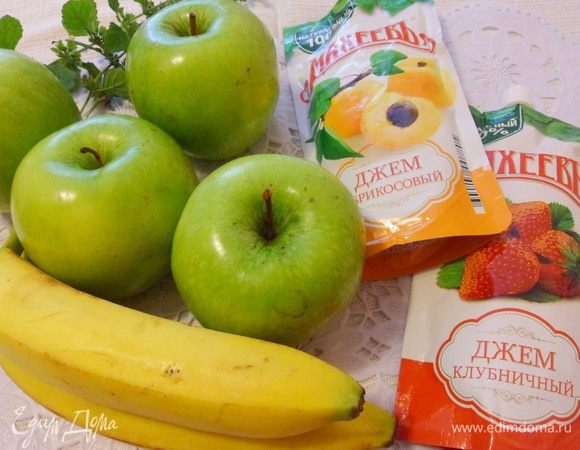 Для приготовления этого десерта нужны яблоки, бананы и джем. У меня джемы от ТМ «МахеевЪ» — клубничный и абрикосовый. 