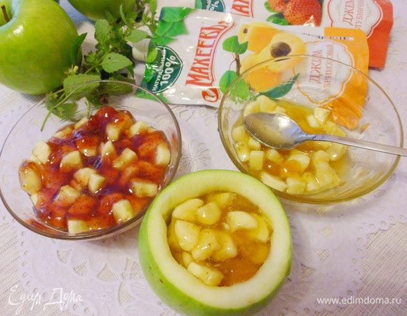 Наполнить каждое яблоко бананово-джемовой начинкой.