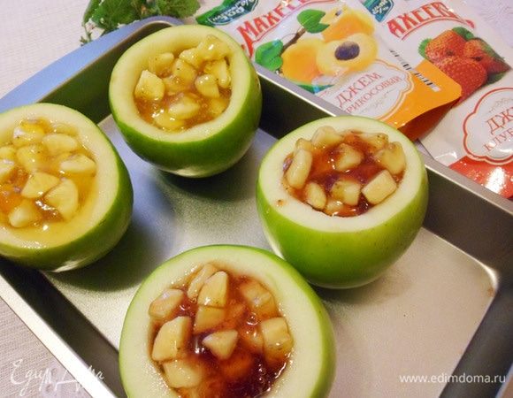 Поставить яблоки в форму для запекания.