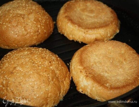 Булочки разрезать и поджарить без масла на сковороде-гриль.