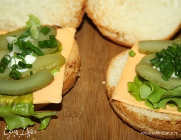 Затем выложить лист салата, пластинки корнишона, немного майонеза ТМ «МахеевЪ» и по горстке зеленого лука.