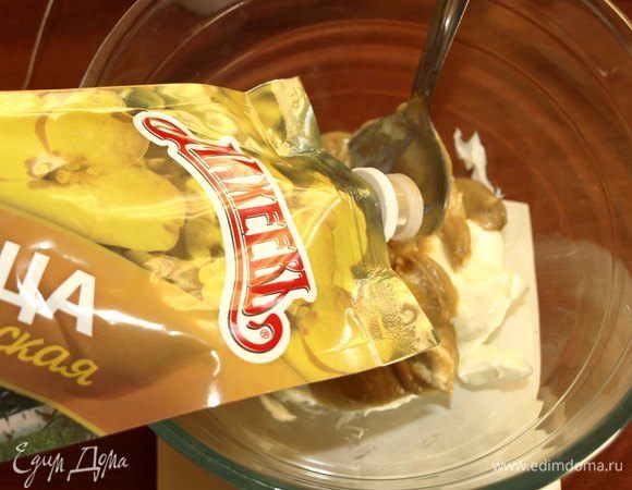 Все продукты, кроме сливочного масла, должны быть комнатной температуры. Мягкий плавленый сыр соединить с русской горчицей ТМ «МахеевЪ». Перемешать до однородной массы.