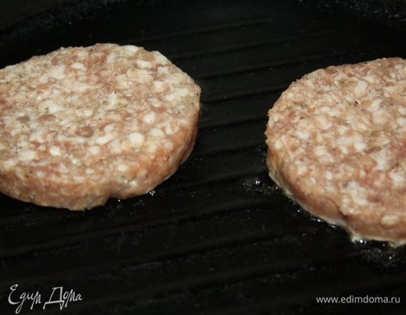 У меня готовые котлеты из свино-говяжьего фарша, если таких не нашли, сформируйте сами. Жарим их на сковороде-гриль без добавления масла.
