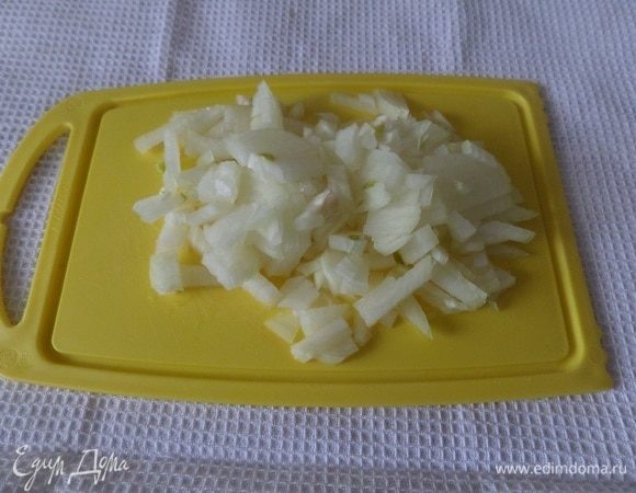 Кубиком нарезаем репчатый лук.
