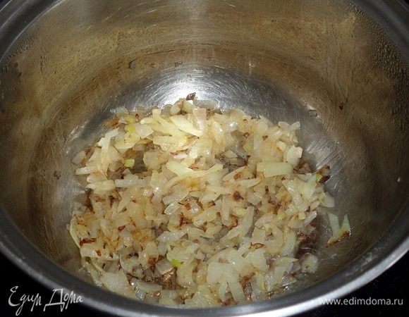 В кастрюлю наливаем растительное масло. Выкладываем лук и обжариваем 1–2 минуты.