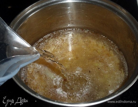 Добавляем очищенную воду и соль. Доводим до кипения.