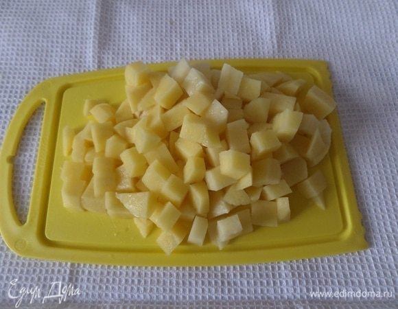 Нарезаем кубиком картофель.