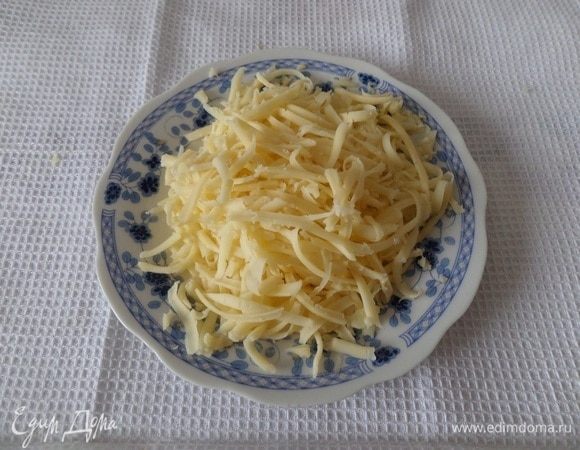 На терке натираем сыр.