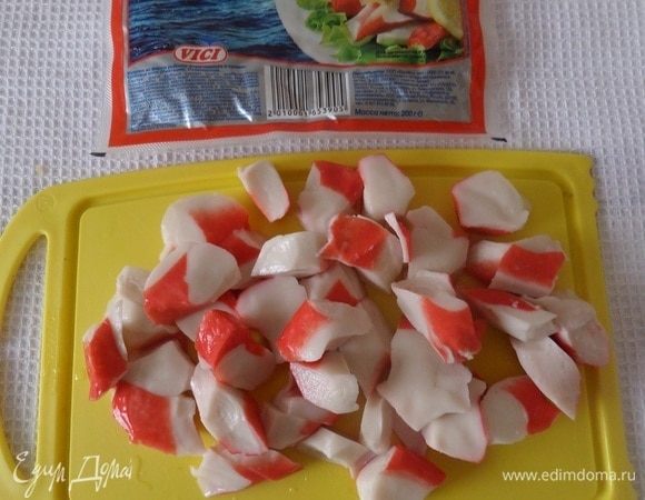 Вынимаем из упаковки крабовое мясо VICI.