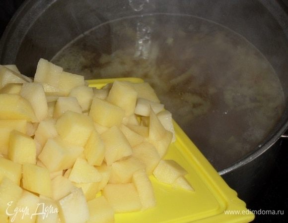 В кипящую воду закладываем картофель. Варим до готовности.