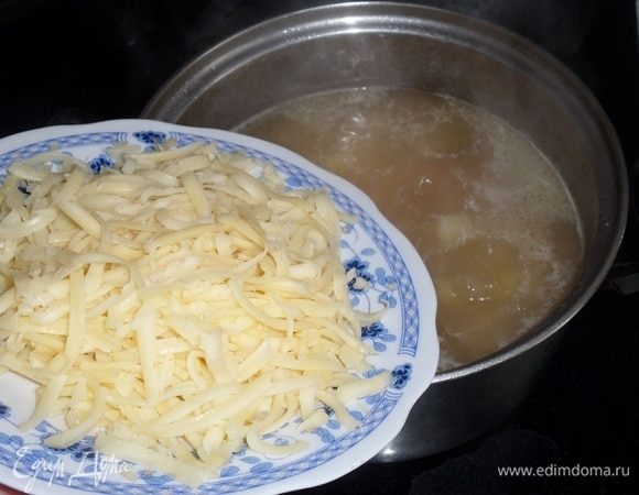 Закладываем сыр. Доводим до кипения.