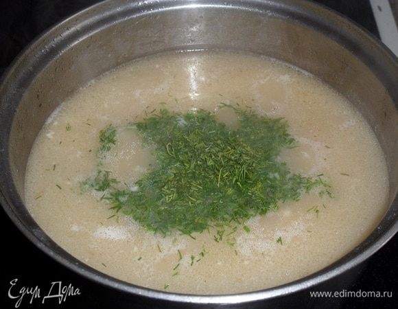 Добавляем нарезанную зелень.