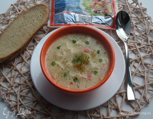 Разливаем суп в чашки. Добавляем молотый перец или смесь перцев и зелень.
