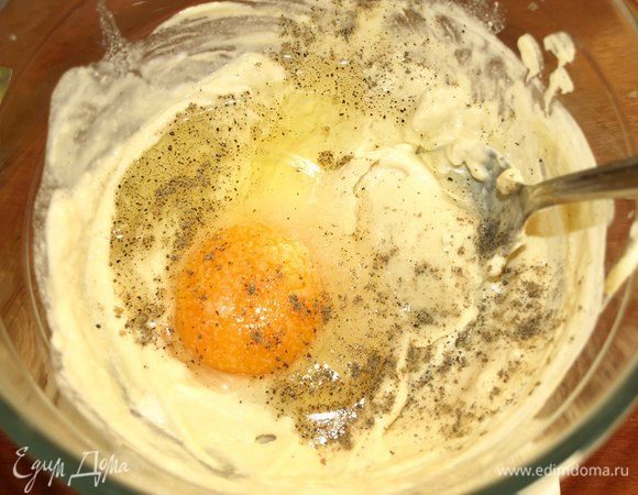 Добавить куриное яйцо, молоко, соль и черный молотый перец по вкусу. Перемешать до однородной массы.