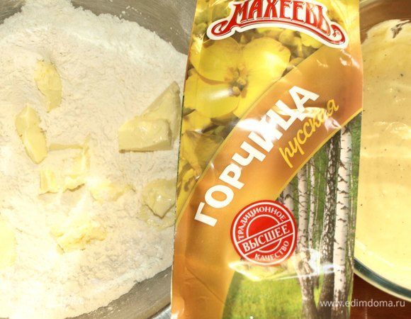 Муку просеять с разрыхлителем, добавить к муке охлажденное сливочное масло. Муки может понадобиться больше. 