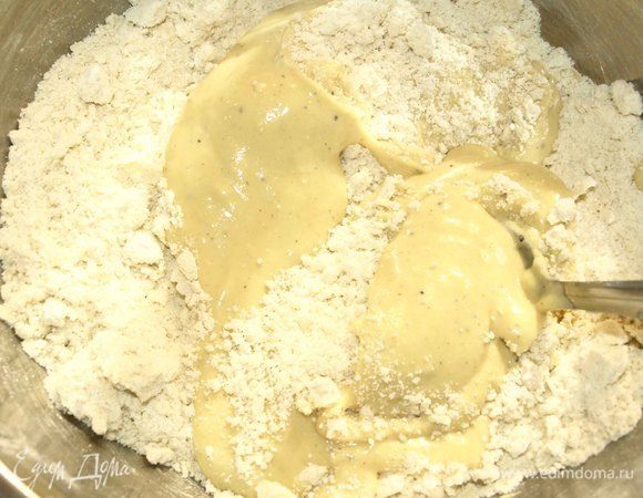 Растереть масло с мукой в крошку. Добавить горчично-сырную смесь.