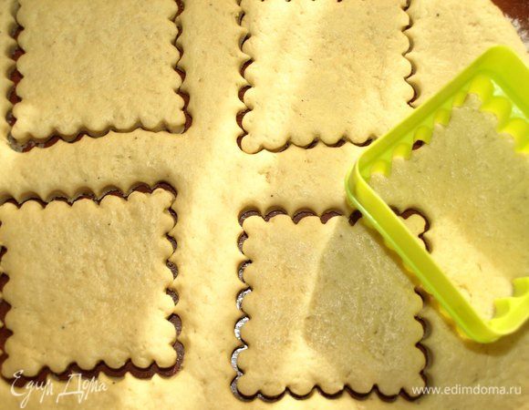 Тесто раскатать не очень тонко, вырезать формочками (6-7 см) печенье.