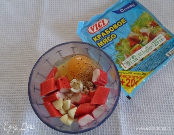 В чашу блендера выкладываем творог, крабовое мясо VICI, чеснок, яйцо, соль и смесь перцев.