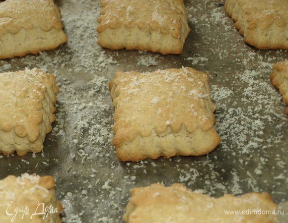  Раскладываем на противне с интервалами друг от друга и отправляем в заранее разогретую до 220°С духовку. Выпекать 12-15 минут, пока печенье не поднимется и не станет светло-золотистым. Достаем готовое печенье. Еще горячим посыпаем пармезаном. 