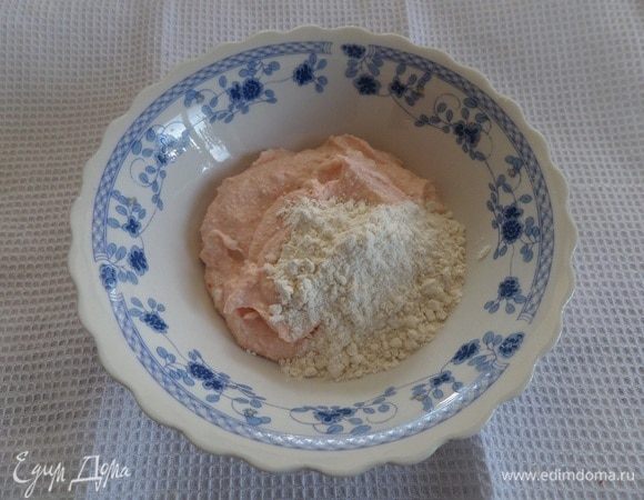 В приготовленную массу добавляем 1 ст. л. муки.