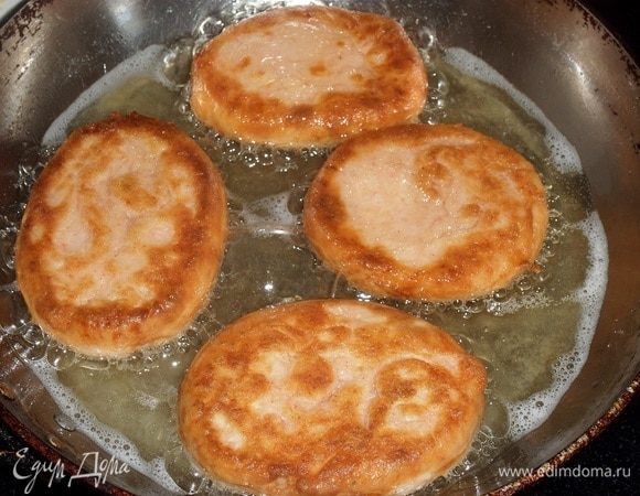 Сковороду ставим на огонь. Наливаем растительное масло. Выкладываем подготовленные котлеты. Обжариваем с двух сторон до золотистого цвета. Обжаренные котлеты выкладываем на бумажные салфетки, убирая лишнее масло.