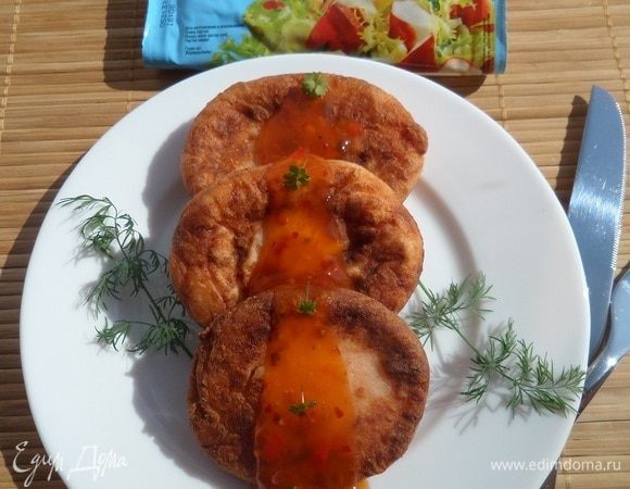 Подаем котлеты, добавив любимый соус и зелень.