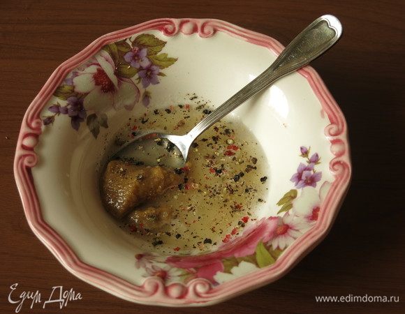 Готовим заправку: в небольшом количестве кваса развести горчицу, посолить, поперчить. Рекомендую делать заправку индивидуально под каждую порцию, регулируя специи.