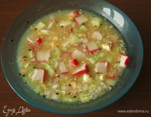 Положить овощи, яйца и палочки (по 2 палочки на порцию) в тарелку, налить заправку и квас, перемешать.