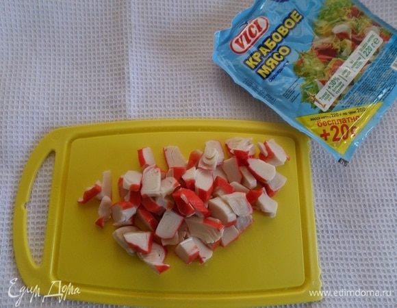 Нарезаем крабовое мясо Vici.