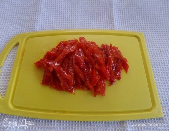 Соломкой нарезаем консервированный болгарский перец. Консервированную фасоль откидываем на дуршлаг.