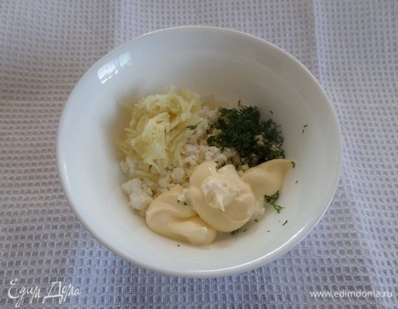 В чашечку выкладываем творог, измельченный чеснок, нарезанную зелень и майонез.