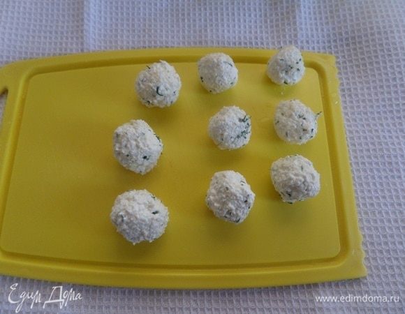 Из полученной массы делаем небольшие шарики.