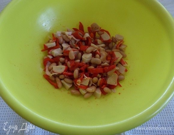 Добавляем соевый соус. Перемешиваем.