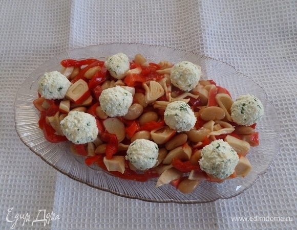 Выкладываем на блюдо приготовленный салат. Добавляем творожные шарики.