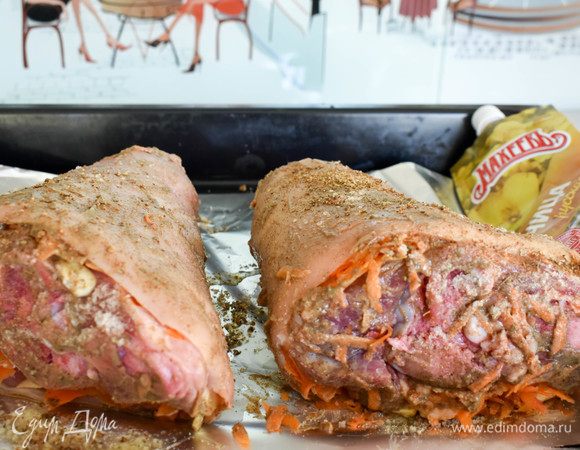 Рульку выложить на фольгу, обмазать растительным маслом, натереть солью и перцем. Затем как следует смазать горчицей ТМ «МахеевЪ», завернуть в фольгу и оставить мариноваться. Если нет времени, как минимум на час, но лучше часа на 3-4 — так мясо получится более ароматным.