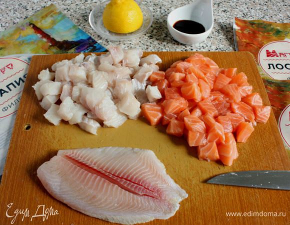 С рыбы ТМ «Магуро» снять кожу и удалить кости. Филе нарезать небольшими кусочками. У тилапии косточки очень мелкие и идут по середине филе, поэтому их проще вырезать тонкой полоской.
