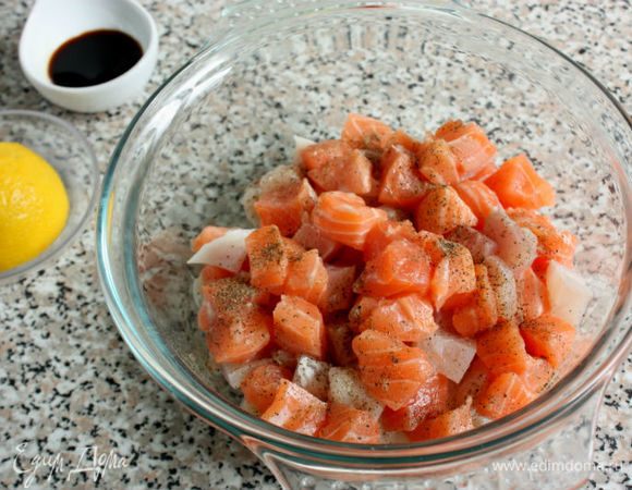  Сложить рыбу в миску, полить лимонным соком, приправить перцем, солью или соевым соусом и убрать в холодильник. (Вот этот момент с лимонным соком и соевым соусом — мое дополнение, так мне больше нравится). Только учтите, что от соевого соуса белая рыба потемнеет.