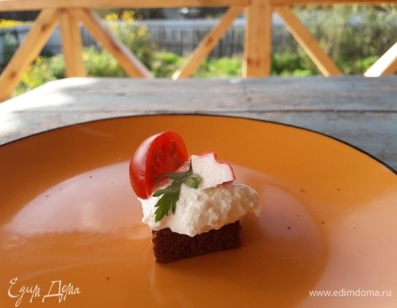 Когда хлеб остынет, собираем тапасы. На гренку шапкой накладываем творожную смесь. Я пользуюсь десертной ложкой. 
Затем сверху вкладываем половинку помидора, «перо» крабовой палочки и зелень. У меня петрушка. Можно разнообразить кинзой или базиликом. 
Вот и все. 