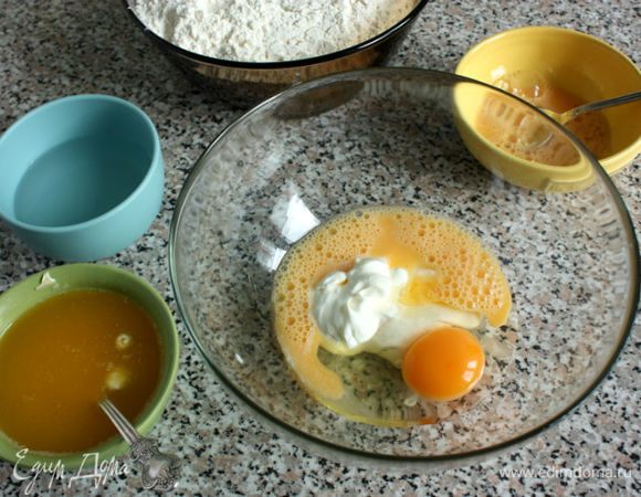 Для теста масло растопить и остудить. Смешать в миске все жидкие ингредиенты. Для смазывания пирога достаточно 0,5 яйца, поэтому вторую половину я добавила в тесто.