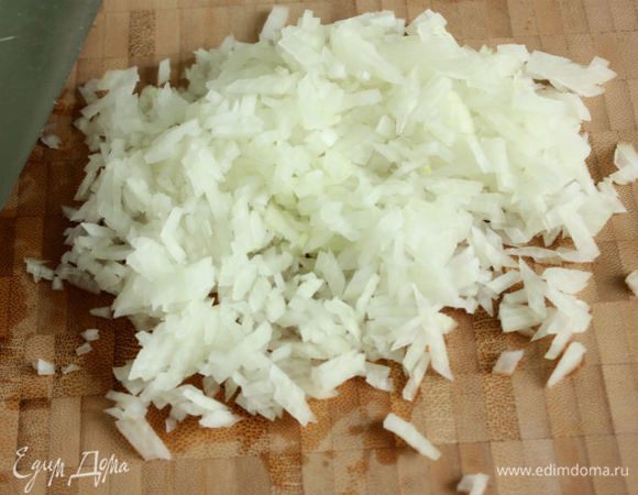 Лук очень мелко порубить, чем мельче, тем лучше.

