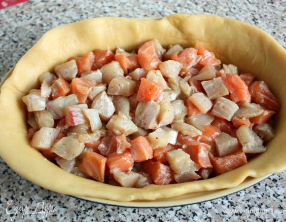 Затем — половину лука и всю рыбу. 