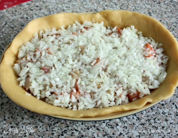 Поверх рыбы поместить оставшийся лук.