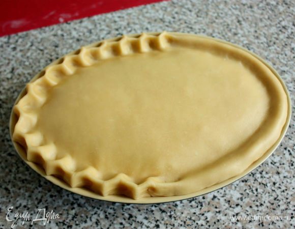  Плотно соединить оба пласта теста, формируя красивый шов.