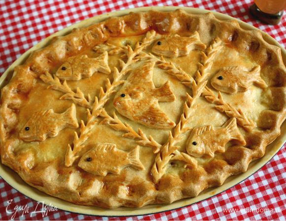 Выпекать 50-60 минут. Ориентиром готовности может служить выделение горячего сока из отверстий в крышке пирога. С этого момента запекайте еще минут 10.
Готовый пирог вынуть из духовки, накрыть полотенцем и оставить в форме на 10 минут, затем переложить на блюдо и подавать.
