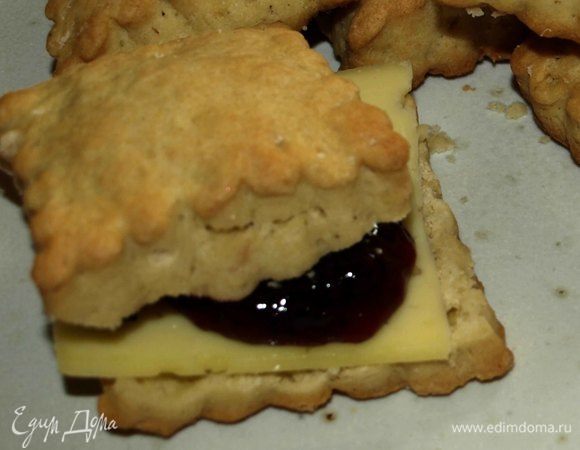 Печенье можно разделить на две части. Между ними добавить ломтик сыра и любой джем (клюквенный, смородиновый, черничный). 