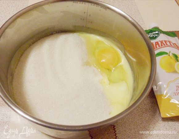 В сотейник к размягченному сливочному маслу добавить сахар, яйцо и яблочный уксус.