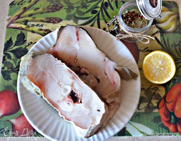 Рыбу разморозить, ополоснуть холодной водой и промокнуть бумажными полотенцами. Слегка подсолить, приправить специями для рыбы и черным молотым перцем, сбрызнуть лимонным соком.