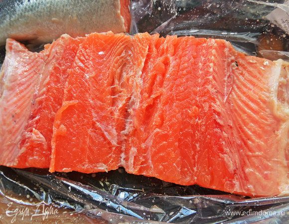 Отрезаем самую широкую его часть на 500-600 г, раскрываем «книжечкой».