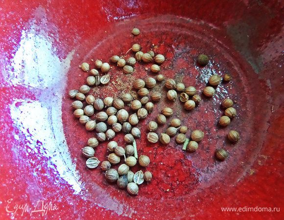 Для намазки сверху: растереть в ступке кориандр.